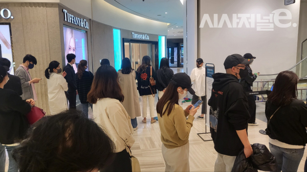 22일 오전 10시 명품 오픈런을 위한 소비자들. / 사진=한다원 기자
