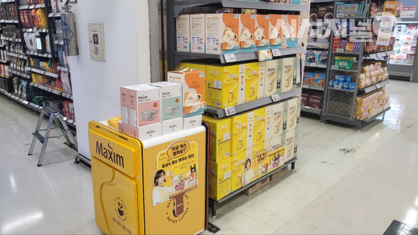 이마트 양재점 커피 코너에서 시음 준비를 하고 있다. / 사진=한다원 기자