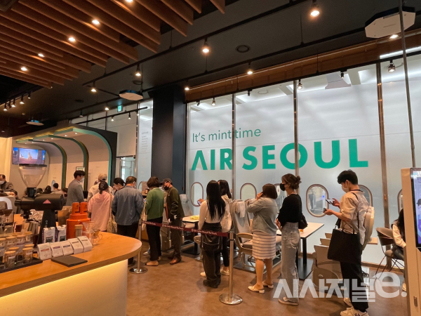 광화문 커피 전문점 안에 들어선 에어서울 라운지 / 사진=유주엽 기자