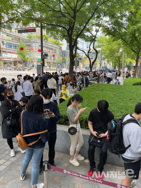 특가 항공권 구매를 위해 줄을 선 시민들 / 사진=유주엽 기자