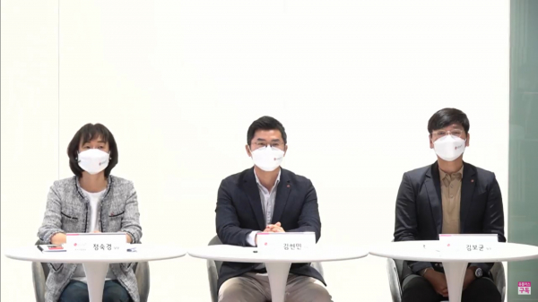 LG유플러스 온라인 기자간담회에서 답변하는 모습 / 사진 = LG유플러스 기자간담회