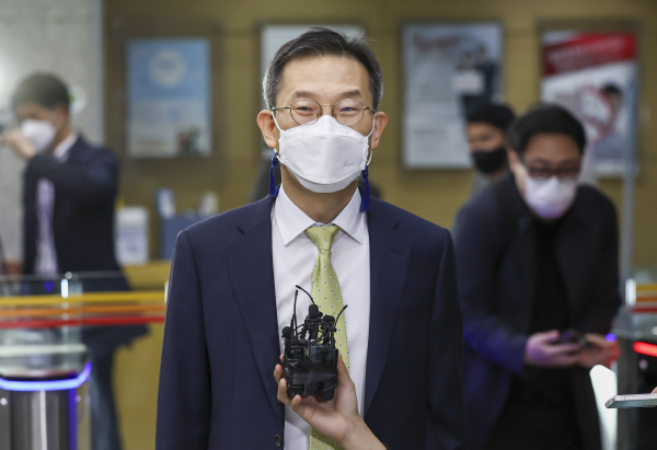 이종호 과학기술정보통신부 장관 후보자가 지난달 11일 오전 서울 광화문우체국에 마련된 사무실로 출근하며 소감을 밝히고 있다. / 사진  = 연합뉴스