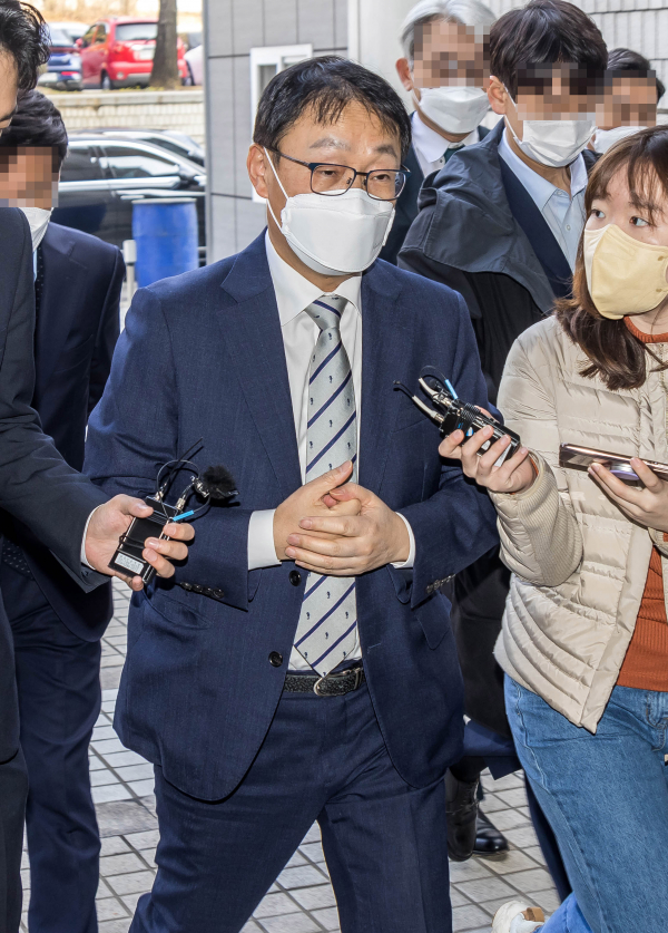 국회의원들을 '쪼개기 후원'한 혐의로 기소된 구현모 KT 대표가 지난 6일 오전 서초구 서울중앙지법에서 열린 첫 공판에 출석하고 있다. / 사진 = 연합뉴스