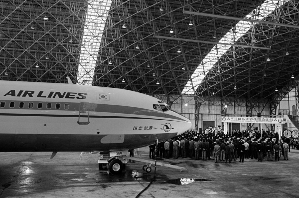1972년 4월 김포국제공항 격납고에서 대한민국 역사상 최초 태평양 횡단 여객편 개설을 기념해 촬영하고 있다. / 사진=대한항공