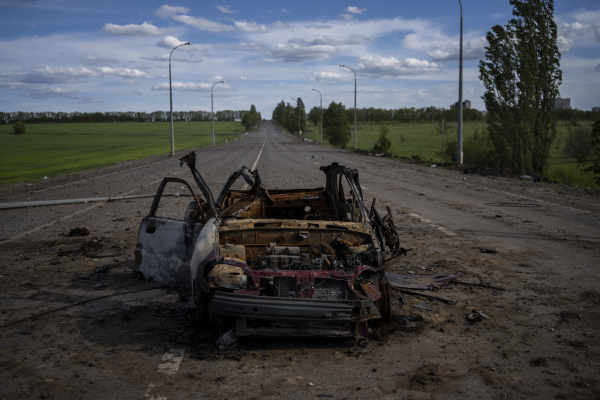 13일(현지시간) 우크라이나 동부 하르키우의 한 도로에 파괴된 차량의 잔해가 방치돼 있다. / 사진=연합뉴스