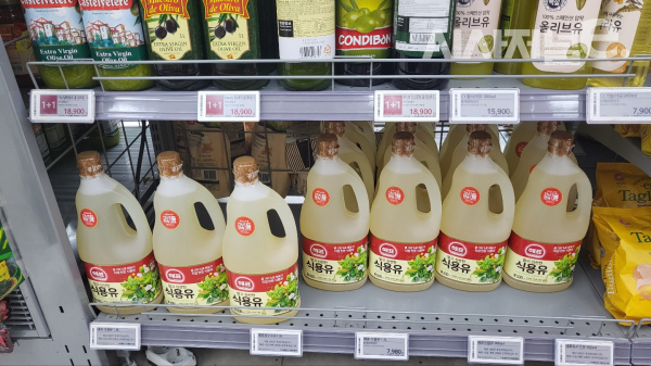 SSM 식용유 매대. / 사진=한다원 기자