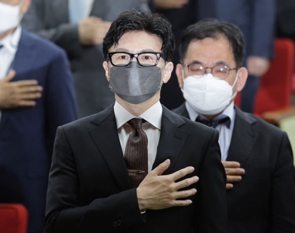 한동훈 신임 법무부 장관이 지난 17일 정부과천청사에서 열린 취임식에서 국기에 경례하고 있다. / 사진=연합뉴스