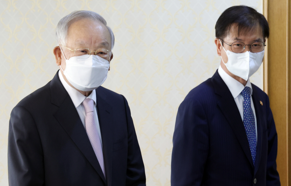 17일 마포구 경총회관에서 손경식 경총 회장(왼쪽)이 이정식 신임 고용노동부 장관을 만나고 있다. / 사진=연합뉴스