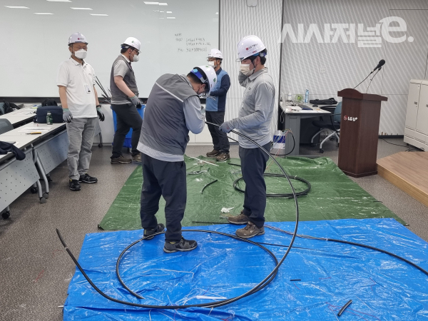 LG유플러스 직원들이 주간 광케이블 복구 훈련을 하고 있다. / 사진 = 김용수 기자