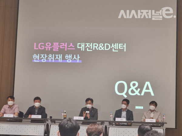 정유식 LG유플러스 홈E2E품질검증팀장, 노정민 홈인프라디바이스개발팀장, 양무열 NW인사지원담당 상무, 이창우 NW교육훈련팀장, 김중남 NW안전관리팀장 순 / 사진 = 김용수 기자