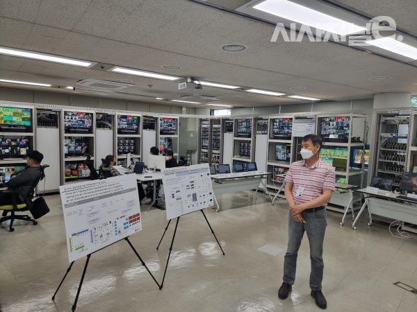 정유식 LG유플러스 홈E2E품질검증팀장이 NW연동시험실에서 발표하고 있다. / 사진 = 김용수 기자