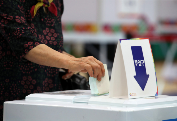 제8회 전국동시지방선거일인 1일 오전 전남 나주시 농어민문화체육센터에 마련된 공산면 제1투표소에서 유권자가 투표하고 있다. / 사진=연합뉴스