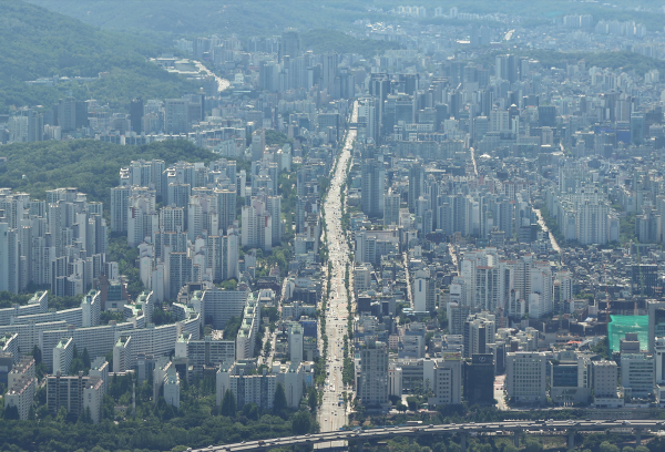 1일 롯데월드타워 전망대 서울스카이에서 바라본 서울 강남 일대의 모습. /사진=연합뉴스
