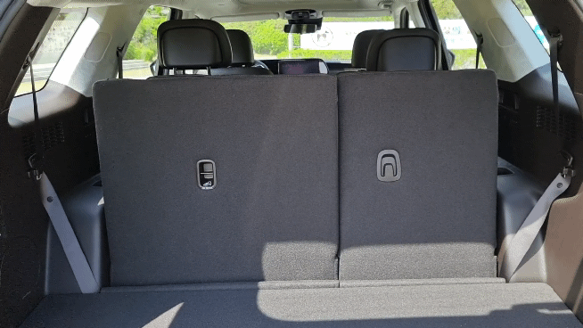 버튼 조작 만으로 3열을 자동으로 접을 수 있다. / 사진=박성수 기자