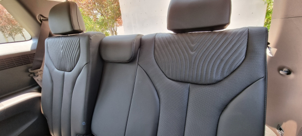 3열 등받이도 뒤로 젖힐 수 있어 성인남성이 타도 문제가 없다.  / 사진=박성수 기자