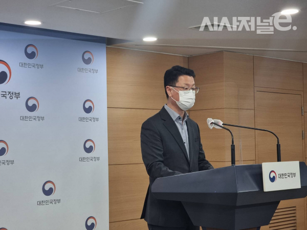 홍진배 과학기술정보통신부 네트워크정책실장이 2일 서울 종로구 서울정부청사에서 열린 브리핑에서 발표하고 있다. / 사진 = 김용수 기자