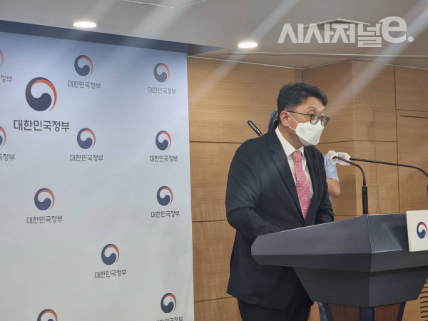 최우혁 과학기술정보통신부 전파정책국장이 2일 서울 종로구 서울정부청사에서 열린 브리핑에서 발표하고 있다. / 사진 = 김용수 기자