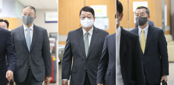 '일감 몰아주기' 등 혐의로 재판에 넘겨진 구자은 LS그룹 회장(왼쪽부터), 구자엽 LS전선 회장, 구자홍 LS니꼬동제련 회장이 지난해 8월10일 오후 첫 공판이 열리는 서울중앙지법 형사합의34부 법정으로 향하고 있다. /사진=연합뉴스