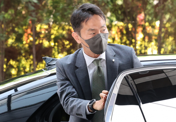 이복현 신임 금감원장이 8일 여의도 사무실로 출근하고 있다 / 사진=연합뉴스