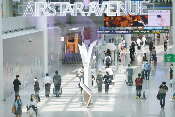 8일 오후 인천국제공항 제1여객터미널 면세구역에서 탑승객 등이 이동하고 있다. / 사진=연합뉴스