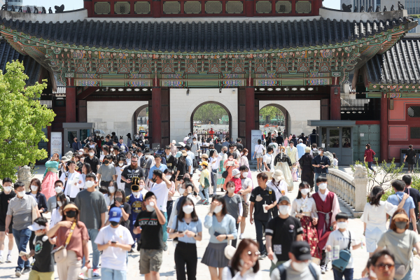 전국동시지방선거일인 지난 1일 오후 서울 경복궁을 찾은 시민들이 휴일을 즐기고 있다. / 사진=연합뉴스
