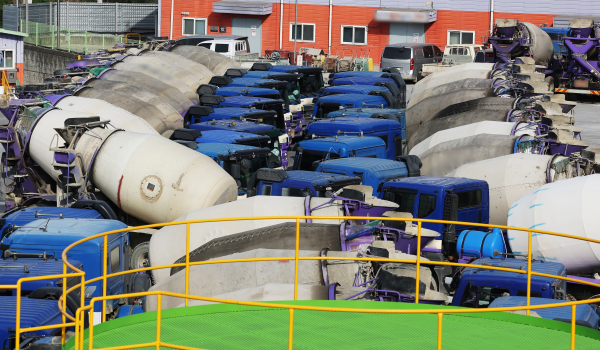 화물연대 파업으로 시멘트 출하가 중단되면서 수도권의 한 레미콘 업체에 레미콘 차량이 세워져 있다. 레미콘 수급에 불균형을 이루며 결국 전국 상당수 건설현장들도 작업의 순서를 바꾸거나 셧다운에 돌입한 상태다. / 사진=연합뉴스