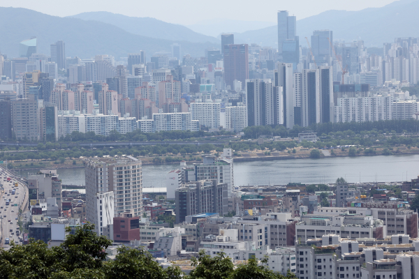 서울 남산에서 바라본 강남권 아파트 단지들과 용산구 한남동 주택가 / 사진=연합뉴스
