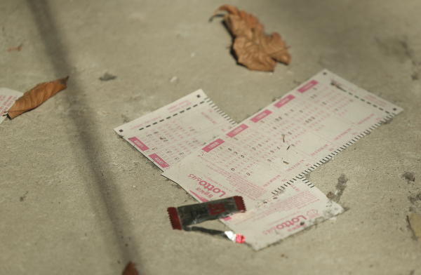 서울 중구 명동의 한 건물에 로또 용지가 떨어져 있다. / 사진=연합뉴스