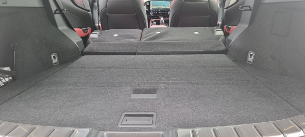 뒷좌석을 접은 모습. / 사진=박성수 기자