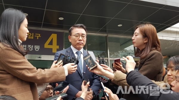 조용병 신한금융그룹 회장이 지난 2020년 1월22일 1심 선고공판을 마친 후 취재진들의 질문에 답하고 있다./사진=이기욱 기자