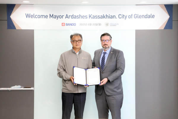 박현일 반도건설 총괄사장(왼쪽)과 미국 캘리포니아주 글렌데일시 알다시스 카사키안 시장이 글렌데일시 개발사업 협력의향서(MOI)를 체결한 뒤 기념촬영을 하고 있다. / 사진=반도건설