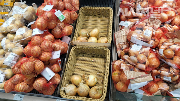 이마트 양재점에서 양파를 낱개로 판매하고 있다. / 사진=한다원 기자