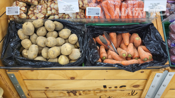 홈플러스 남현점에서 낱개 판매되는 감자와 당근. / 사진=한다원 기자