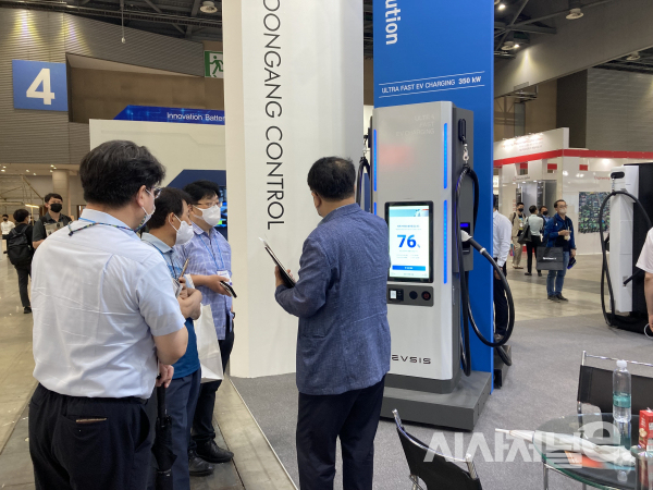 350kW 초고속 충전기를 개발한 'JAC' / 사진=유주엽 기자