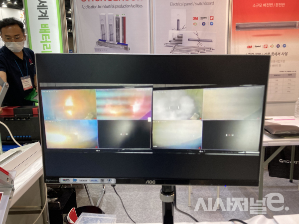 파이어킴의 제품 소개. 일반 배터리(왼쪽화면)에선 화재가 다른 배터리셀로 전이되며 불길이 거세지고 있는 반면, 소화스틱이 탑재된 배터리(오른쪽 화면)에선 소화가 금방 이뤄졌다. / 사진=유주엽 기자