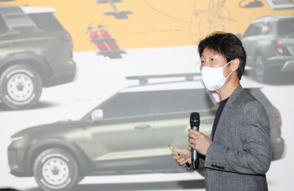 이강 쌍용차 디자인센터 상무가 29일 평택공장에서 쌍용차 새 디자인 철학 '파워드 바이 터프니스' 및 토레스 디자인에 대해 설명했다. / 사진=쌍용차