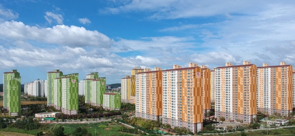 경기도 화성시 향남2지구 부영 사랑으로 10단지, 11단지 전경. 부영주택이 향남지구에 있는 5개 단지의 조기분양전환을 추진한다. / 사진=부영주택