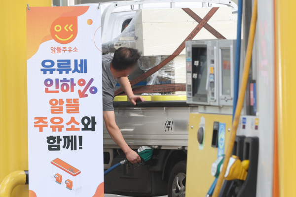 서울의 한 주유소에서 주유 중인 경유차 / 사진 = 연합뉴스