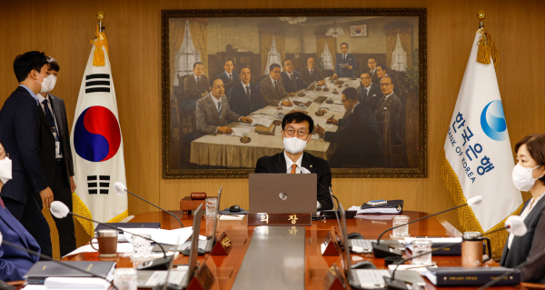이창용 한국은행 총재가 13일 서울 중구 한국은행에서 열린 금융통화위원회 본회의에 참석해 자리하고 있다. / 사진=연합뉴스