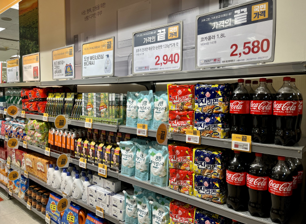 이마트 성수점, 가격의끝 상품 진열 매대. / 사진=이마트