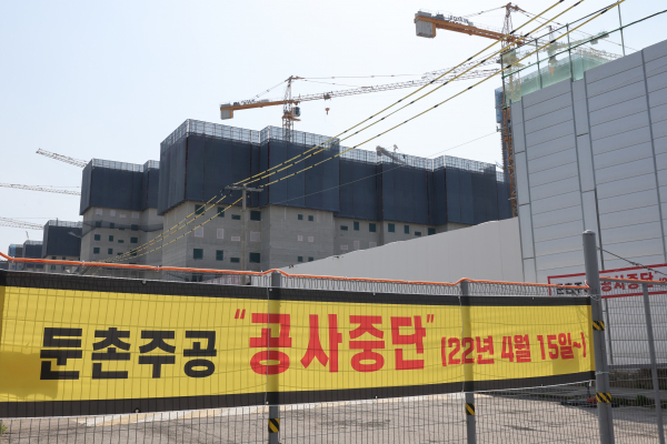 서울 강동구 둔촌주공 재건축(올림픽파크포레온) 공사 현장에 시공사업단의 공사중단 현수막이 걸려 있다. 시공사업단은 지난 15일부터 공사 중단을 한 상태다. 공사비 증액 등을 둘러싼 양측의 갈등이 격화되고 있는 가운데, 금융권의 EOD로 극적 타결을 맞게 될지 주목된다. / 사진=연합뉴스