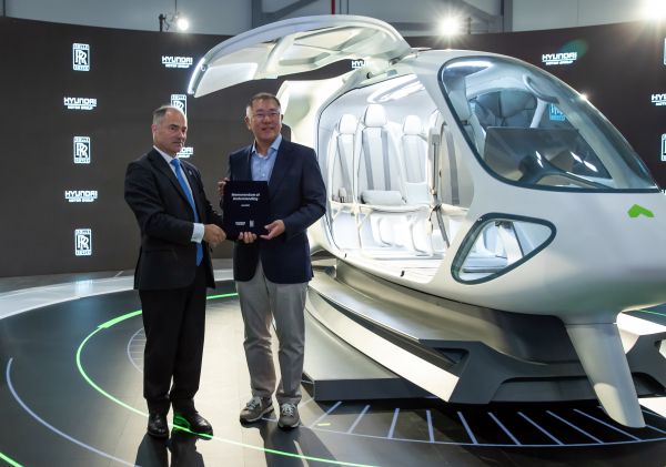 (왼쪽부터) 워렌 이스트(Warren East) 롤스로이스 CEO, 정의선 현대차그룹 회장