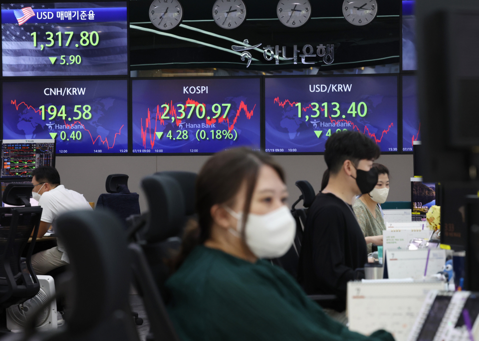 19일 오후 서울 중구 하나은행 본점 딜링룸에서 직원들이 업무를 보고 있다. 이날  원/달러 환율은 4.0원 내린 1,313.4원에 마감했다./사진=연합뉴스