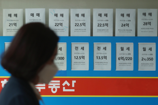 서울의 한 공인중개업소에 매물 정보를 알리는 전단지가 붙어 있다. / 사진=연합뉴스