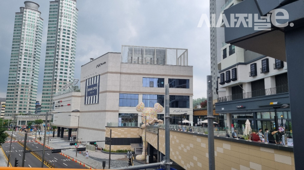 22일 오픈한 AK플라자 금정점 외관. / 사진=한다원 기자