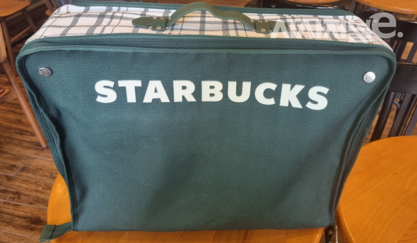 스타벅스 프리퀀시 증정품 서머캐리백. / 사진=한다원 기자