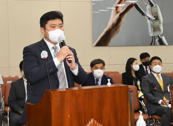 5일 서울 여의도 국회에서 열린 과학기술정보방송통신위원회의 방송통신위원회 등에 대한 국정감사에서 연주환 넷플릭스서비시스 코리아 팀장이 의원 질의에 답하고 있다. / 사진 = 연합뉴스