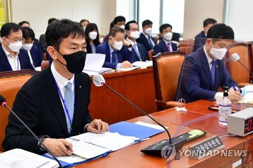 이복현 금융감독원장이 지난 28일 서울 여의도 국회에서 열린 정무위원회 전체회의에서 의원 질의에 답변하고 있다. / 사진=연합뉴스, 국회사진기자단