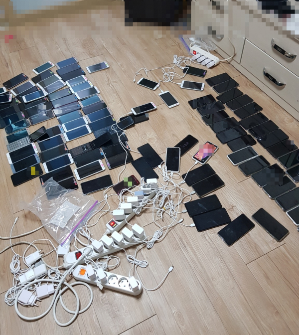 지난 6.1 지방선거 기초자치단체장 특정캠프가 경선 여론조사를 조작하기 위해 사용한 대포폰.