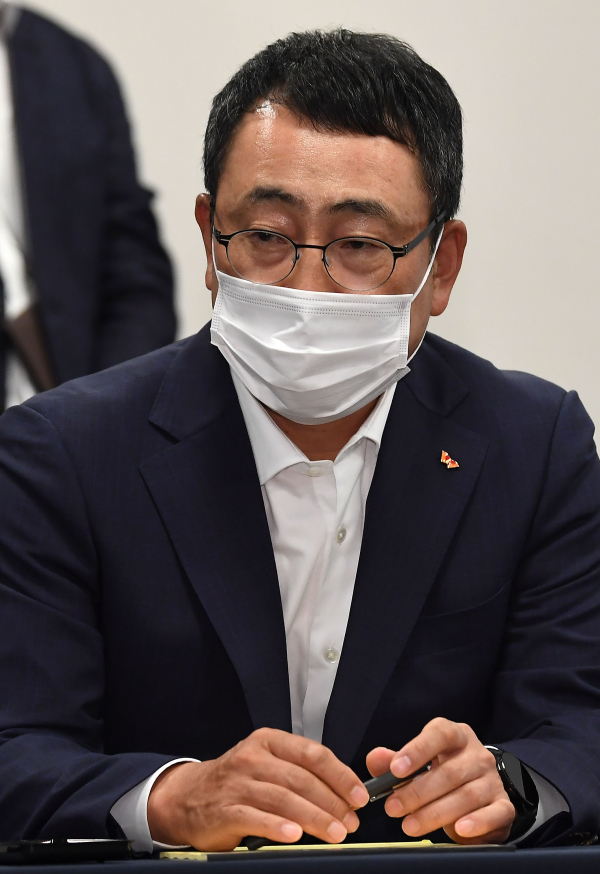 유영상 SK텔레콤 대표가 지난달 11일 서울 중구 대한상공회의소에서 열린 통신3사 CEO 간담회에 참석해 이종호 과학기술정보통신부 장관의 발언을 듣고 있다. / 사진 = 연합뉴스